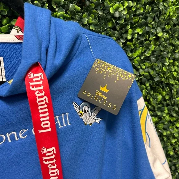 NWT Loungefly Disney Princess Snow White Fairest Crop Hoodie - Size Medium - Picture 7 of 12